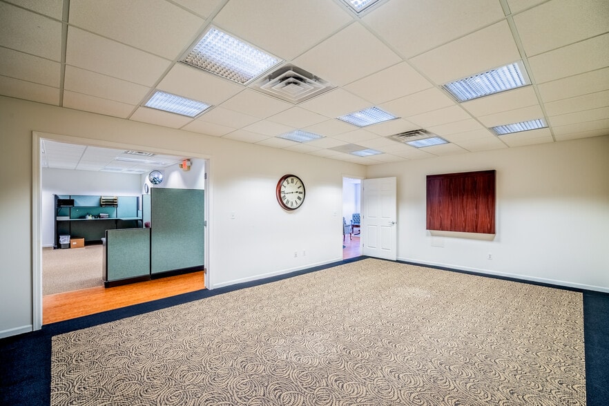 More Photos Of 4615-4621 S Wayne Rd, Wayne Storefront For Sale