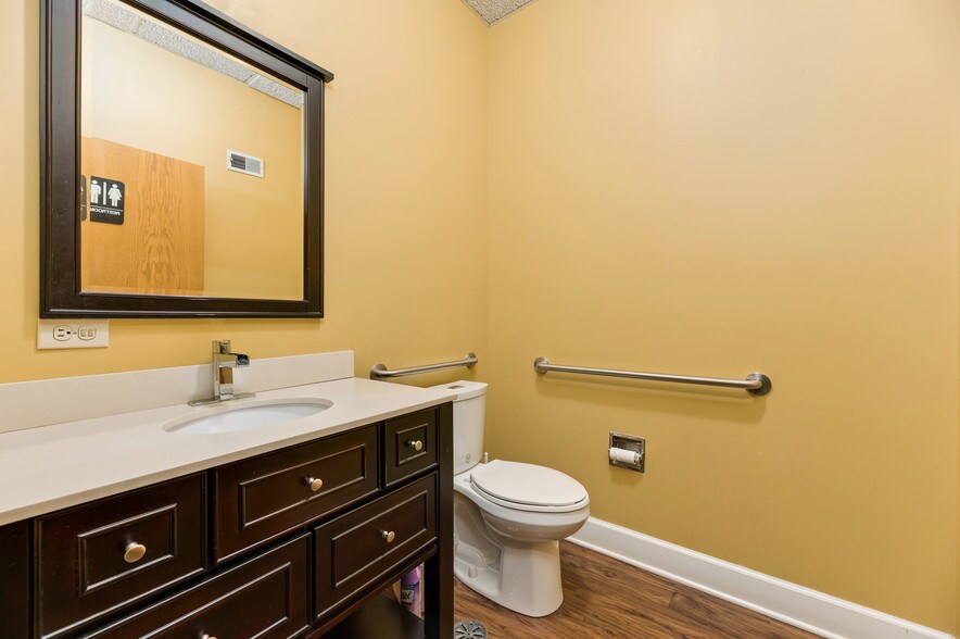 More Photos Of 900-908 Waukegan Rd, Glenview Medical For Lease