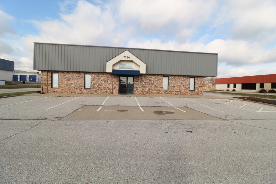 Primary Photo Of 7320 W 162nd St, Overland Park Showroom For Lease