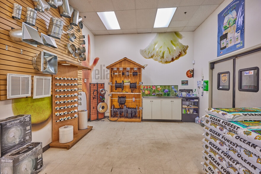 More Photos Of 990 Garfield St, Eugene Showroom For Lease