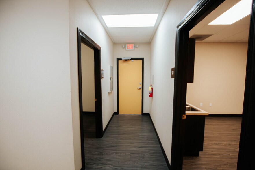 More Photos Of 9870 N Gateway Blvd, El Paso Office For Lease