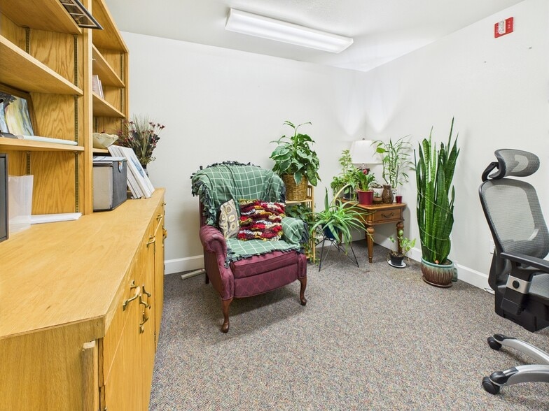 More Photos Of 118-120 NE 4th St, Mcminnville Office For Sale