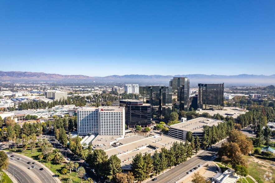 More Photos Of 21650 Oxnard St, Woodland Hills Office For Lease