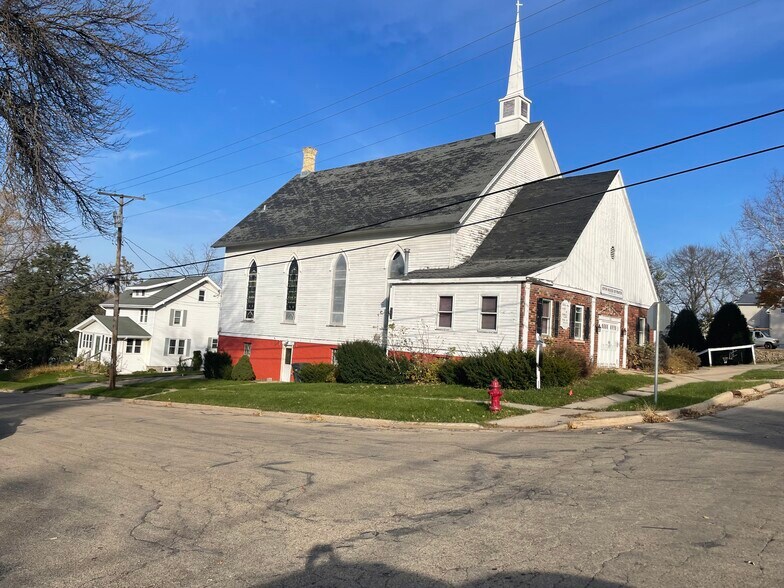 More Photos Of 332 State St, Ripon Specialty For Sale