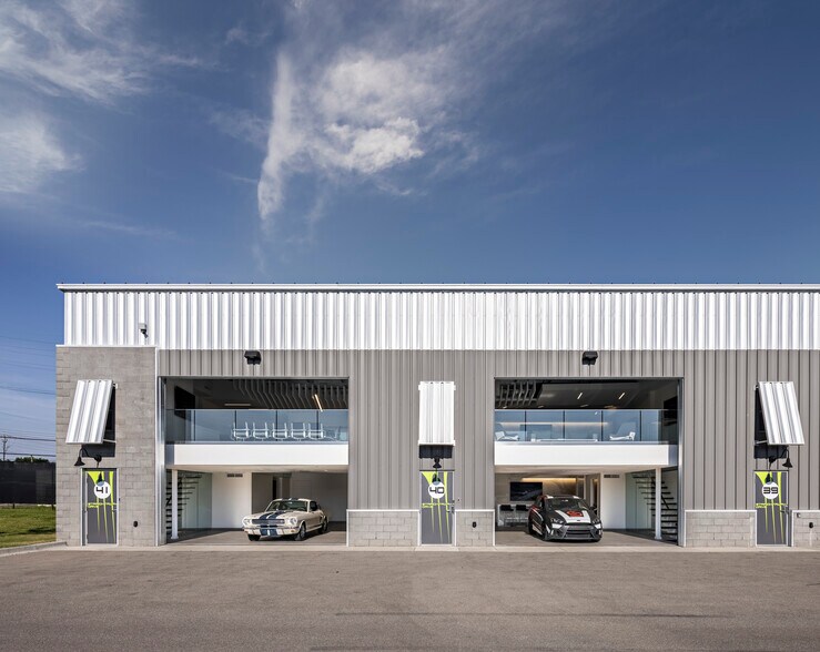 Primary Photo Of 40-41 Straightaway Dr, Pontiac Parking Garage For Sale