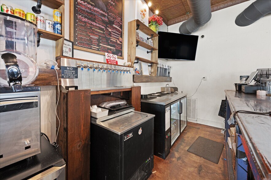 More Photos Of 629 W Main St, Yukon General Retail For Lease