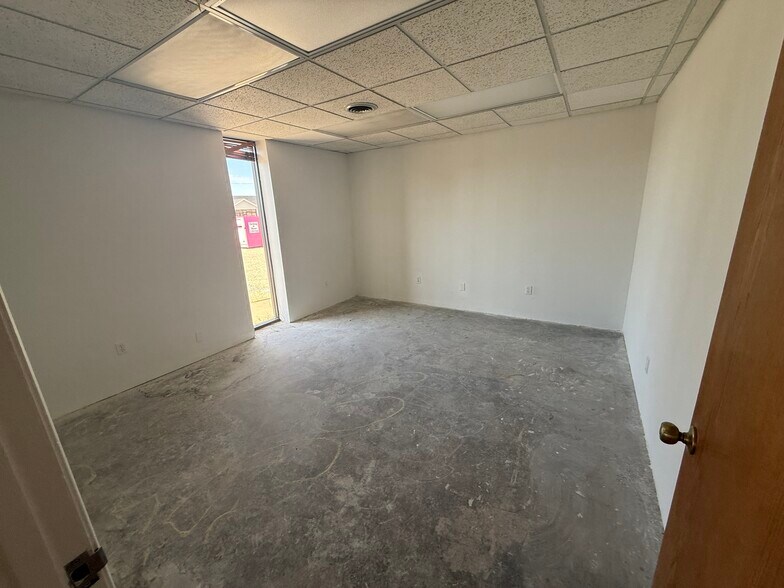 More Photos Of 1011 E 7th St, Odessa Office For Sale