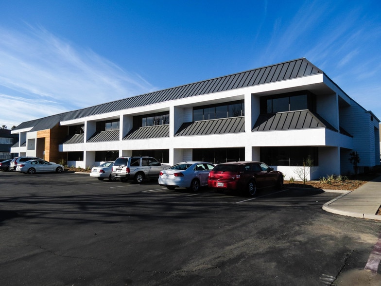 More Photos Of 555 N Park Center Dr, Santa Ana Office For Lease