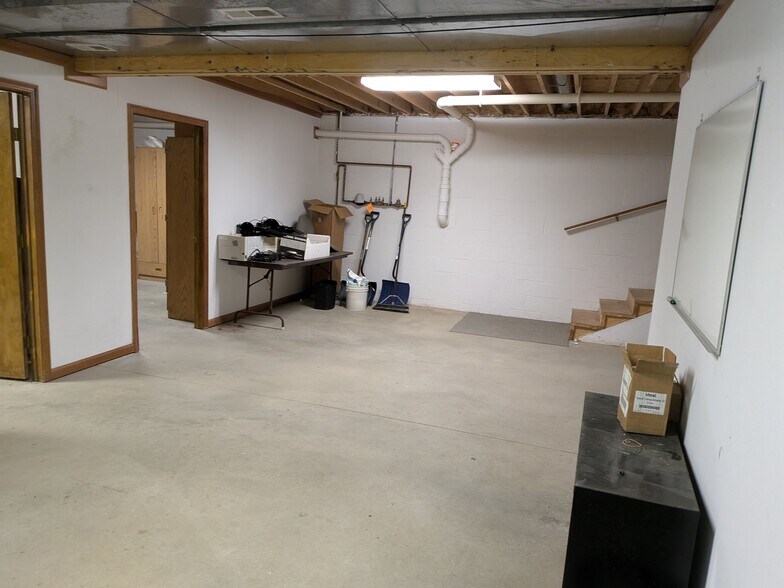 More Photos Of 380 Browns Ln, Coshocton Office For Lease