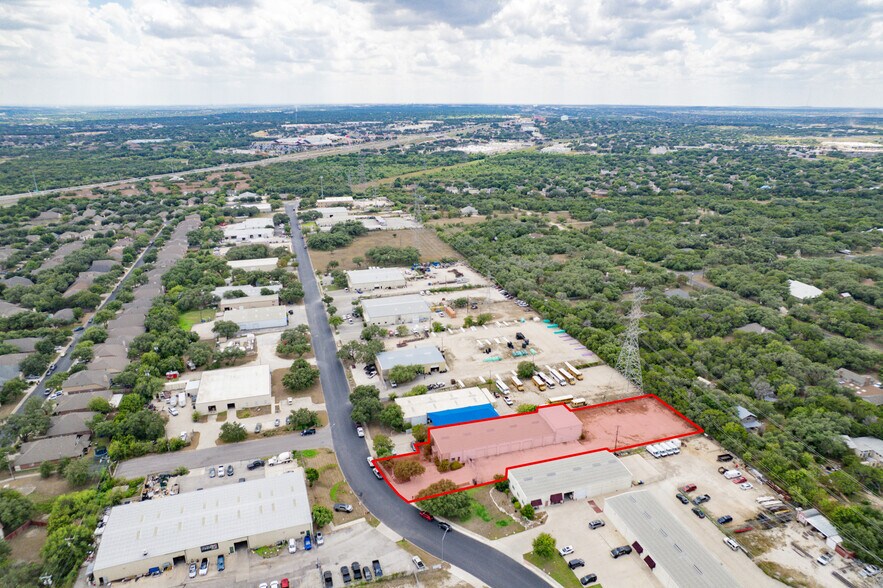 More Photos Of 13403 Western Oak Dr, Helotes Warehouse For Lease