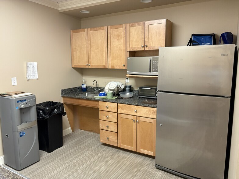 More Photos Of 26 Londonderry Tpke, Hooksett Office For Sale