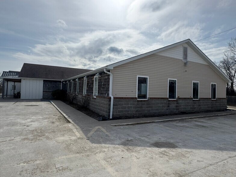 More Photos Of 2015 N Missouri St, Macon Restaurant For Sale