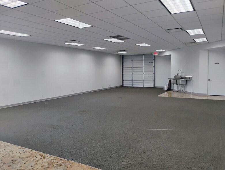 More Photos Of 6699 Portwest Dr, Houston Showroom For Lease
