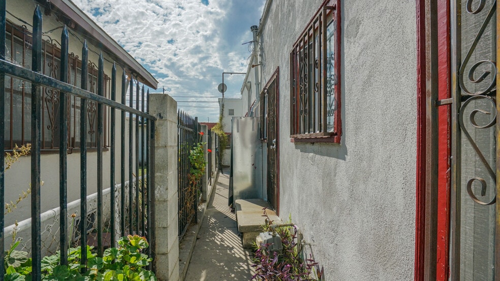 More Photos Of 1462 W 53rd St, Los Angeles Apartments For Sale