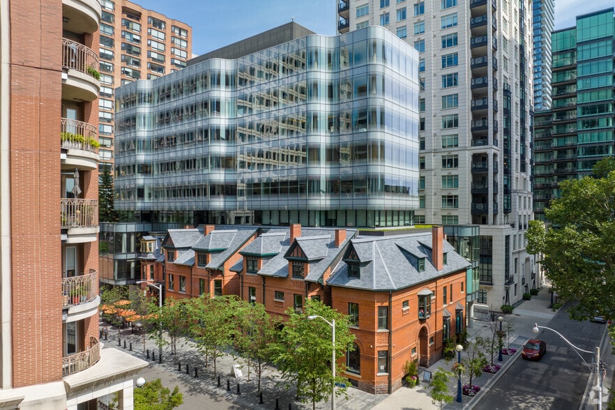 Primary Photo Of 7 St. Thomas St, Toronto Medical For Sale