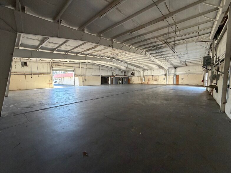 More Photos Of 1913 US 41 Hwy SW, Calhoun Flex For Lease