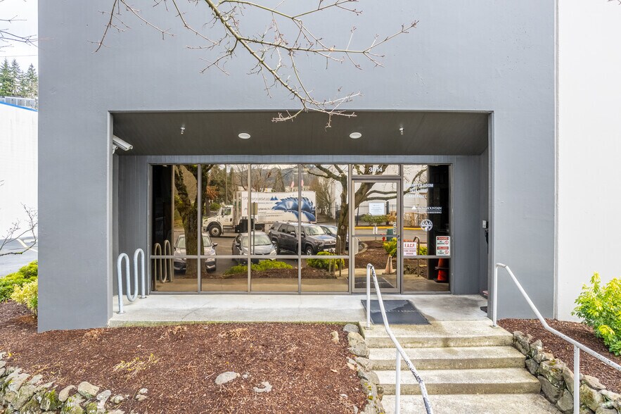 More Photos Of 3002-3014 N Wygant St, Portland Distribution For Lease