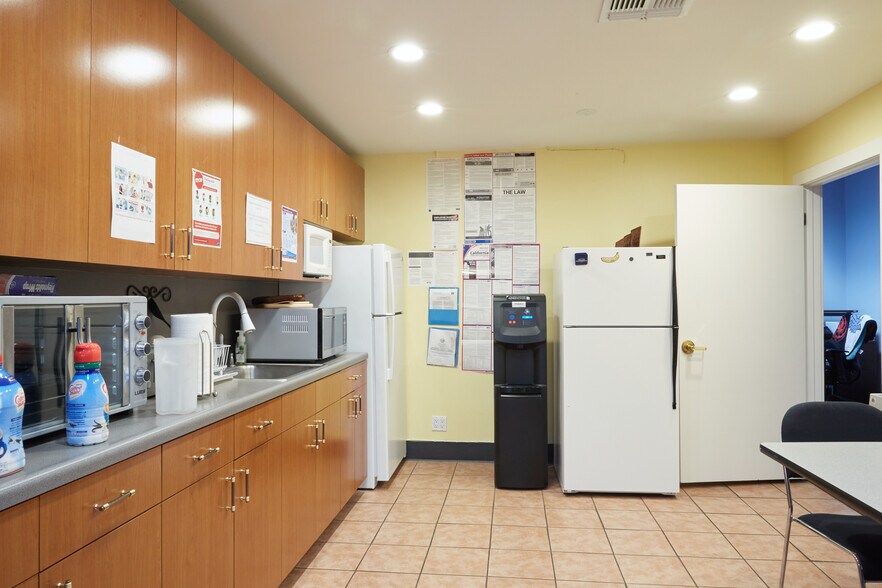 More Photos Of 9171 Gazette Ave, Chatsworth Manufacturing For Sale