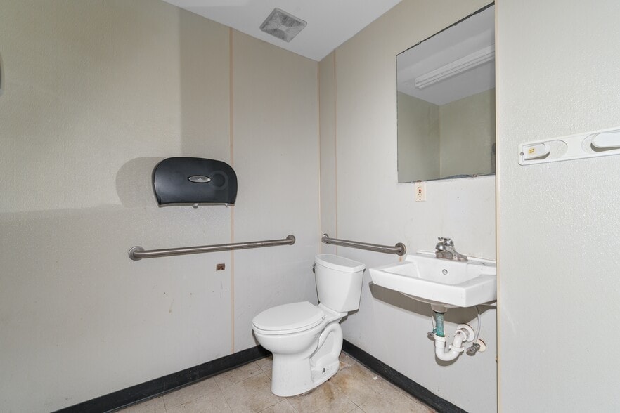 More Photos Of 480 Nelson Blvd, Kingstree Department Store For Sale