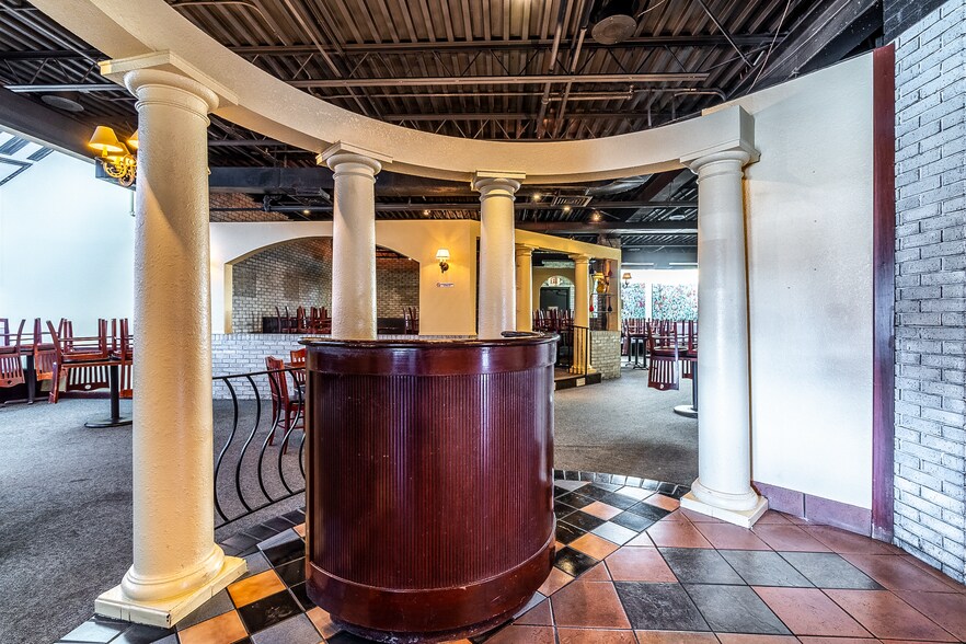 More Photos Of 4111 Parnell Ave, Fort Wayne Restaurant For Sale