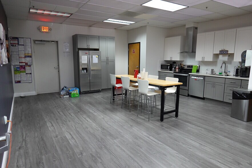 More Photos Of 408-428 N Canal St, South San Francisco Service For Lease