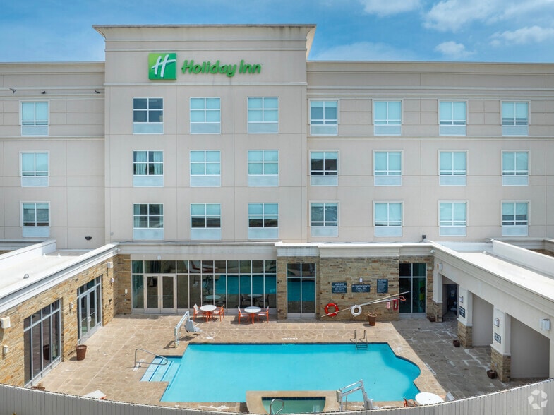 More Photos Of 300 E Central Texas Expy, Killeen Hotel For Sale