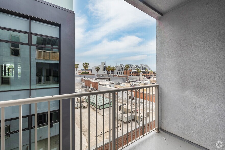 More Photos Of 214 Santa Monica Blvd, Santa Monica Apartments For Lease