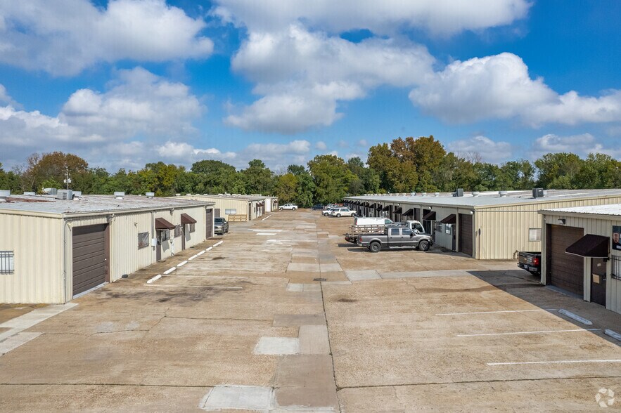 More Photos Of 2021 Aldine Mail Route Rd, Houston Warehouse For Lease