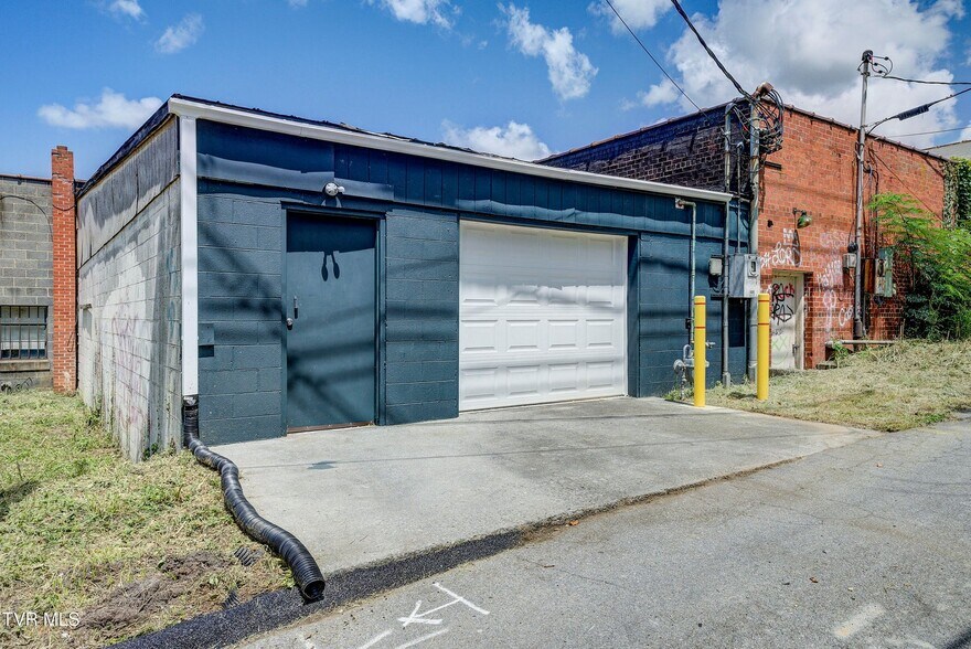 More Photos Of 331 W Walnut St, Johnson City Flex For Sale