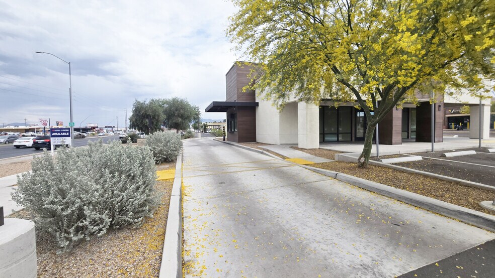 More Photos Of 6960 E 22nd St, Tucson Fast Food For Lease