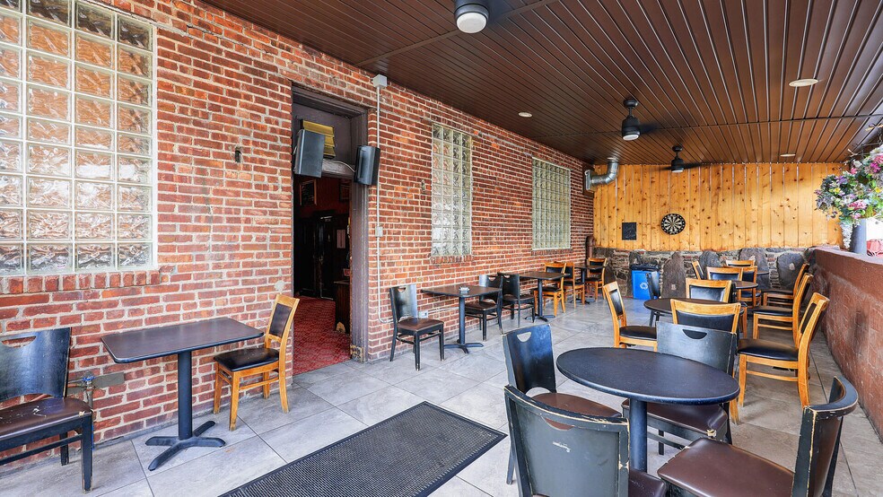 More Photos Of 45-47 Franklin St, Bloomfield Bar For Sale