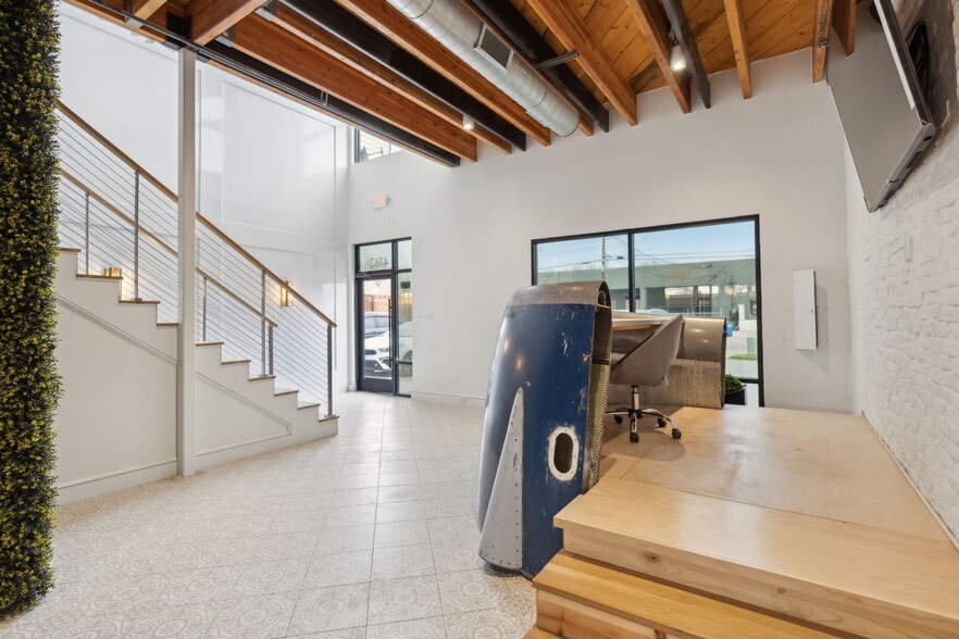 More Photos Of 4763 Algiers St, Dallas Loft Creative Space For Sale