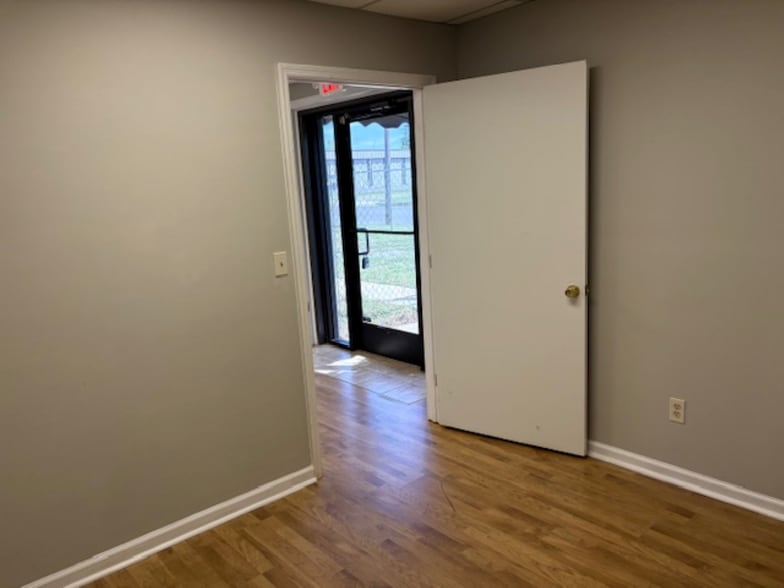 More Photos Of 4628 Commercial Dr, Huntsville Warehouse For Lease