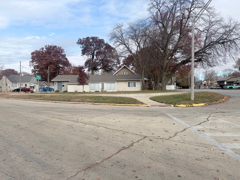 More Photos Of 700 N River Dr, Kankakee Office For Sale