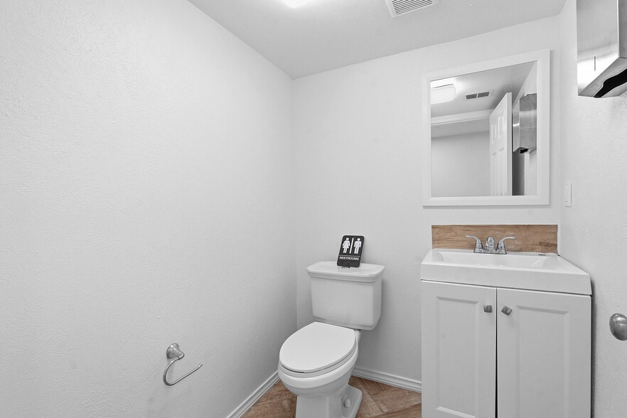 More Photos Of 1120 E 52nd St, Austin Flex For Sale