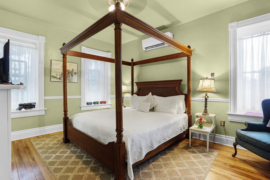 More Photos Of 504 W 5th St, Washington Hospitality For Sale