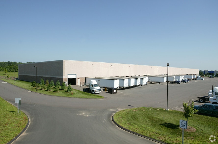 More Photos Of 75 International Dr, Windsor Warehouse For Lease