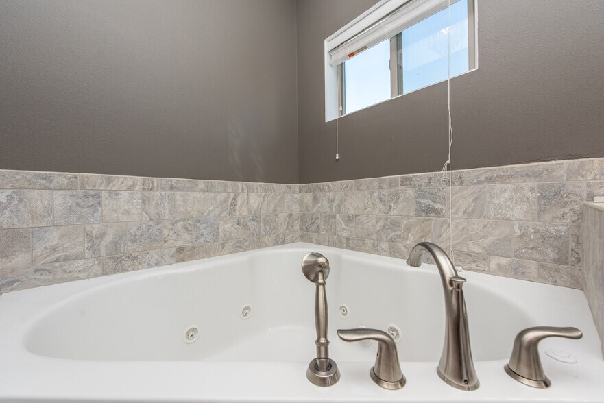 More Photos Of 13603 38th St SW, Belfield Flex For Lease