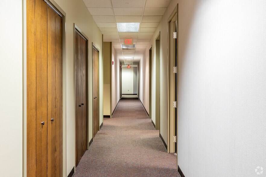 More Photos Of 8800 Roswell Rd, Sandy Springs Office For Sale