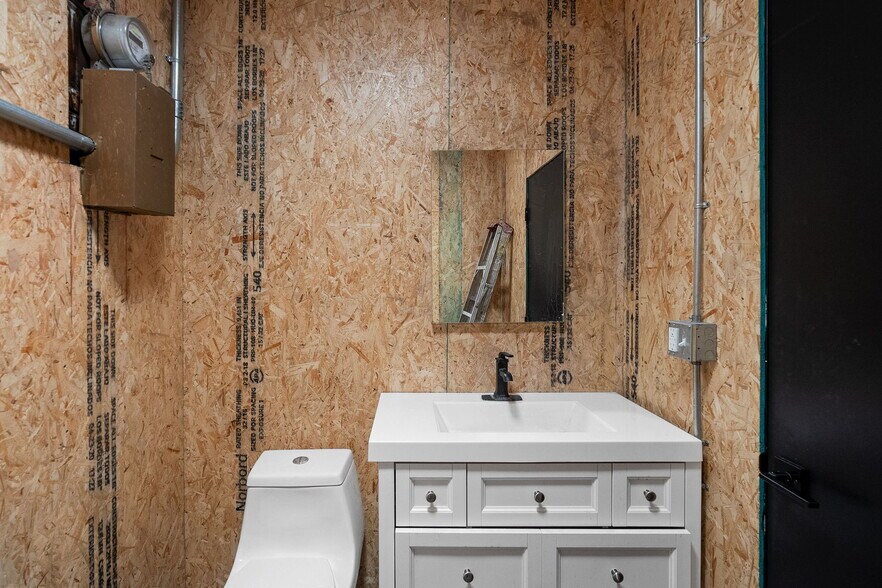 More Photos Of 5244 Vineland Ave, North Hollywood Loft Creative Space For Lease