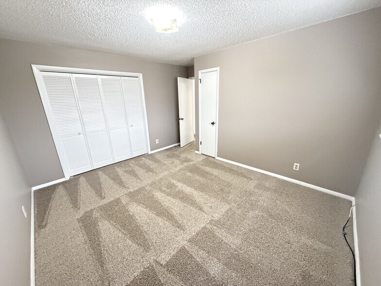 More Photos Of 302 N Evergreen Ln, Wichita Apartments For Sale