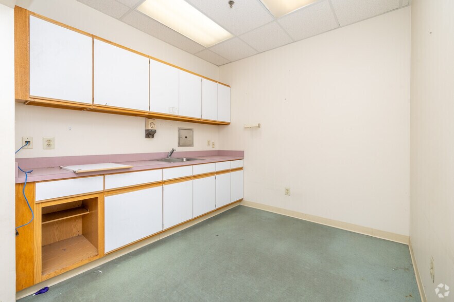 More Photos Of 405 Caredean Dr, Horsham Township Warehouse For Lease