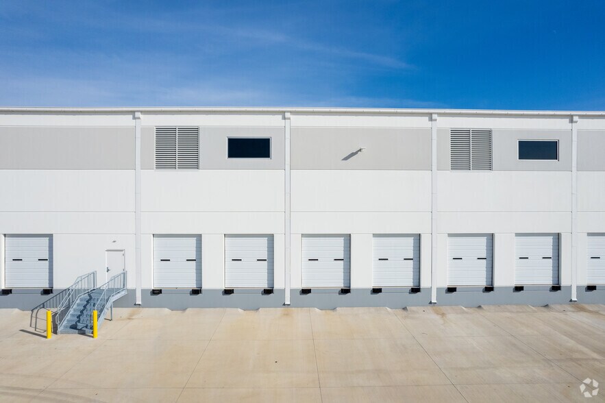 More Photos Of 6741 Midway Rd, Haltom City Distribution For Lease