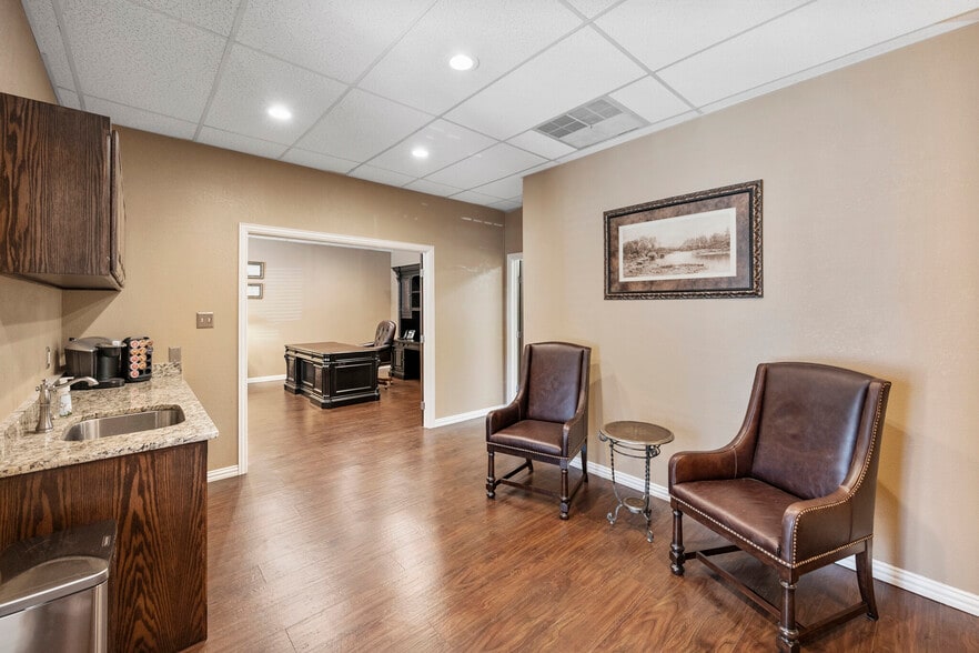 More Photos Of 2313 Roosevelt Dr, Dwg Office For Sale