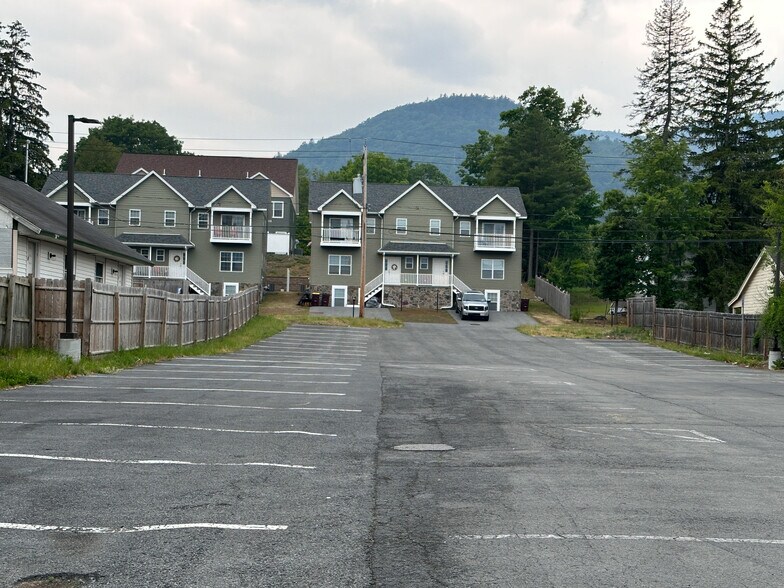 More Photos Of 77 Canada St, Lake George General Retail For Sale