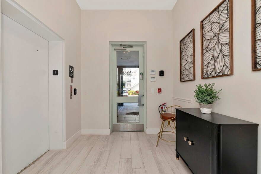 More Photos Of 1345 2nd St, Sarasota Office Residential For Sale