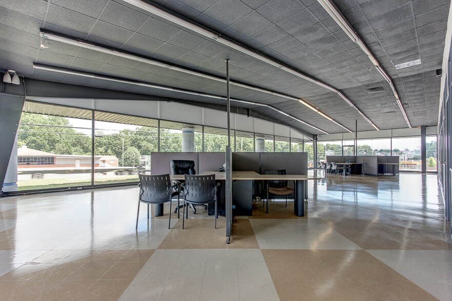 More Photos Of 709 New Franklin Rd, Lagrange Freestanding For Lease