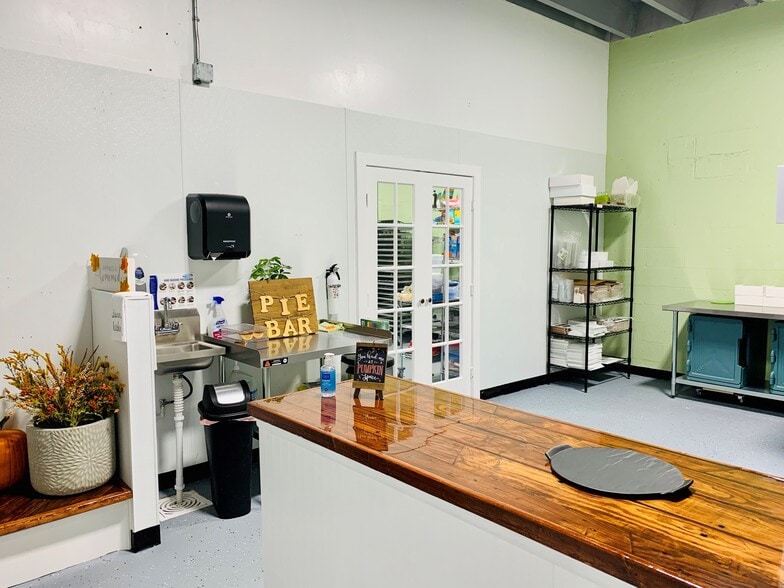 More Photos Of 1211 Okeechobee Rd, West Palm Beach Warehouse For Lease