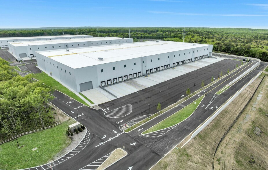 More Photos Of 1001 Express Dr N, Yaphank Distribution For Sale