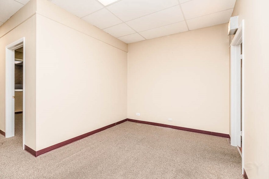 More Photos Of 4640-4650 Oakton St, Skokie Storefront For Lease